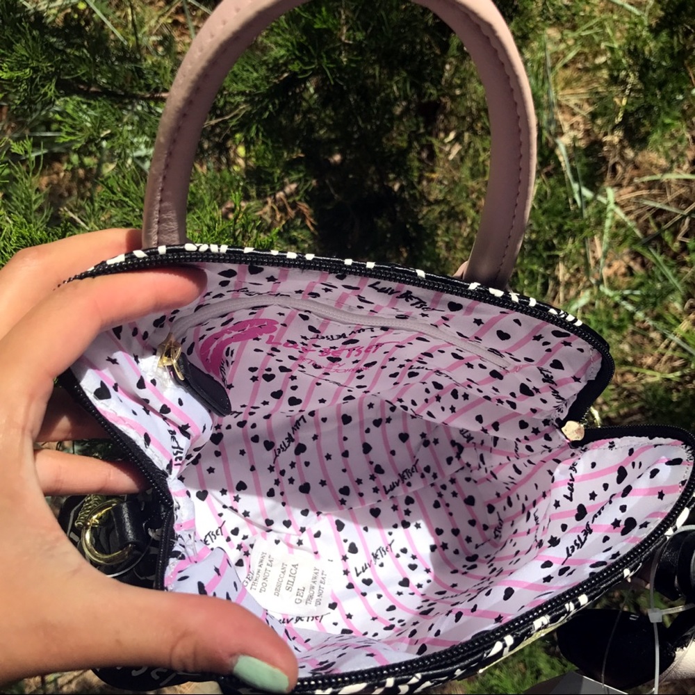 BETSEY JOHNSON White Black Blush Crossbody Bag! 💖 - Picture 7 of 7